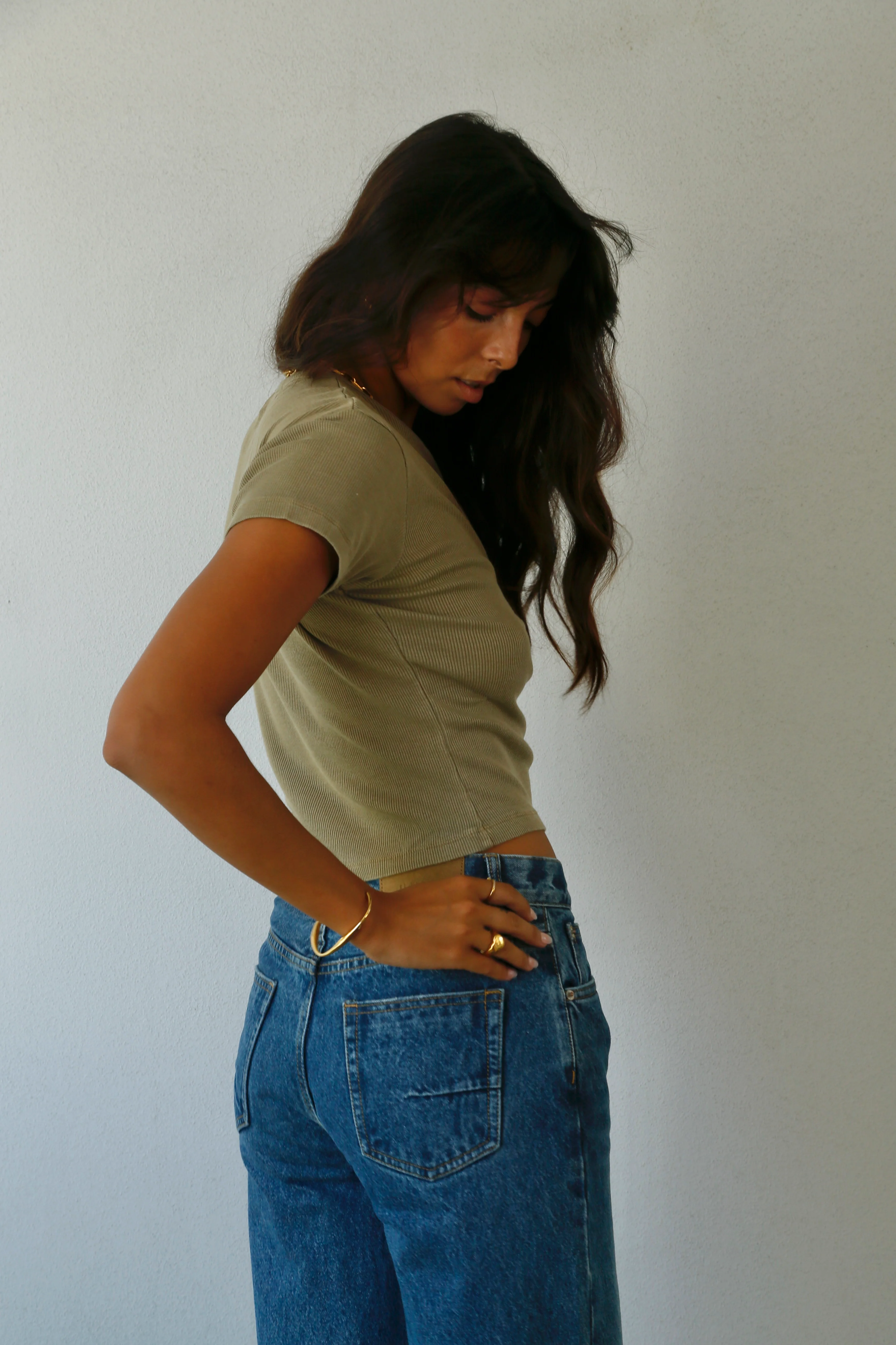 ESSENTIALS BABY TEE CAMEL GOLD - Image 5