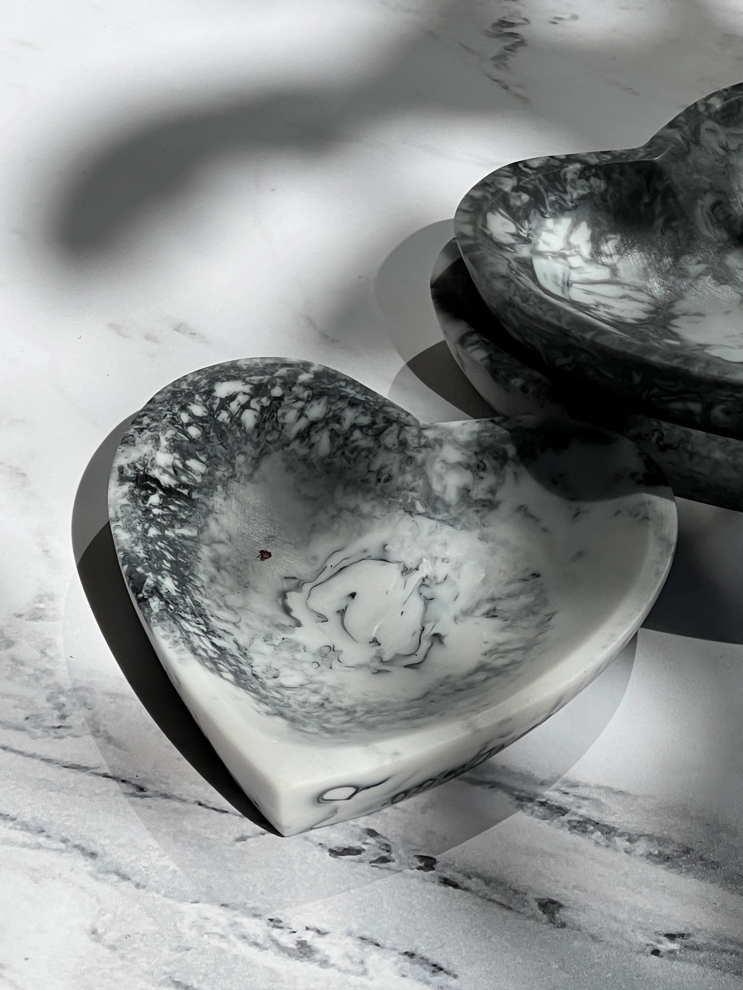 RESIN HEART DISH WHITE MARBLE - Image 3