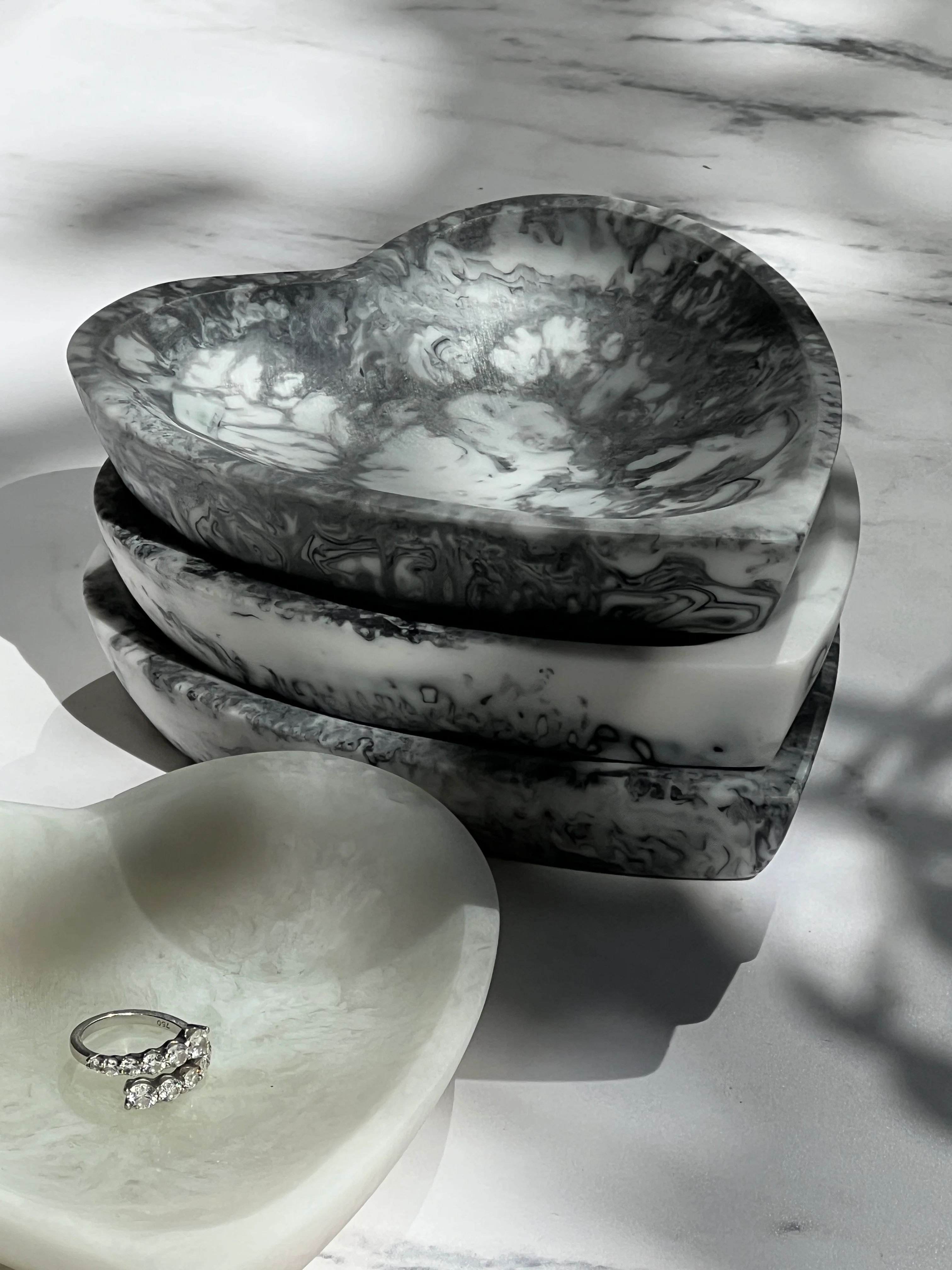 RESIN HEART DISH WHITE MARBLE - Image 4