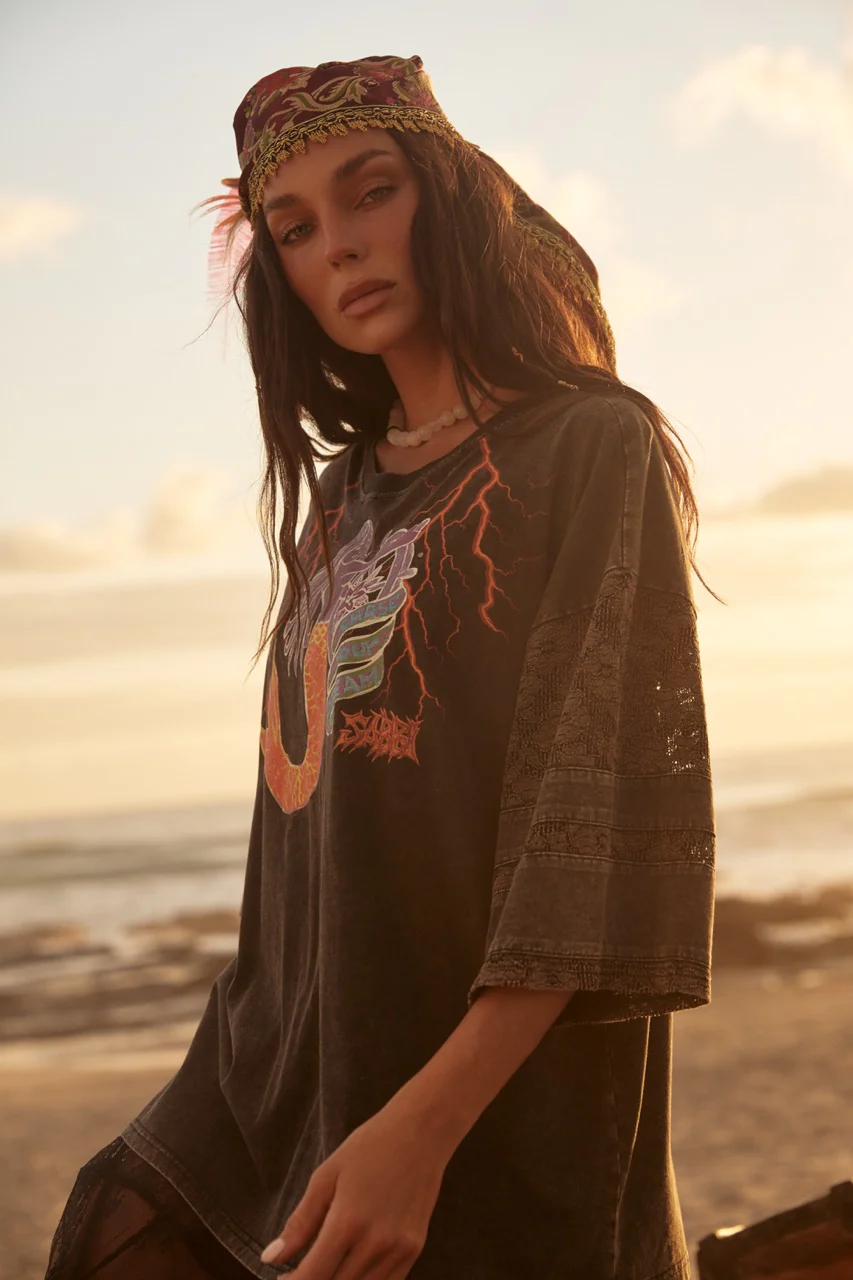 SABBI THE CHASE YOUR DREAMS LACE TEE BLACK - Image 2