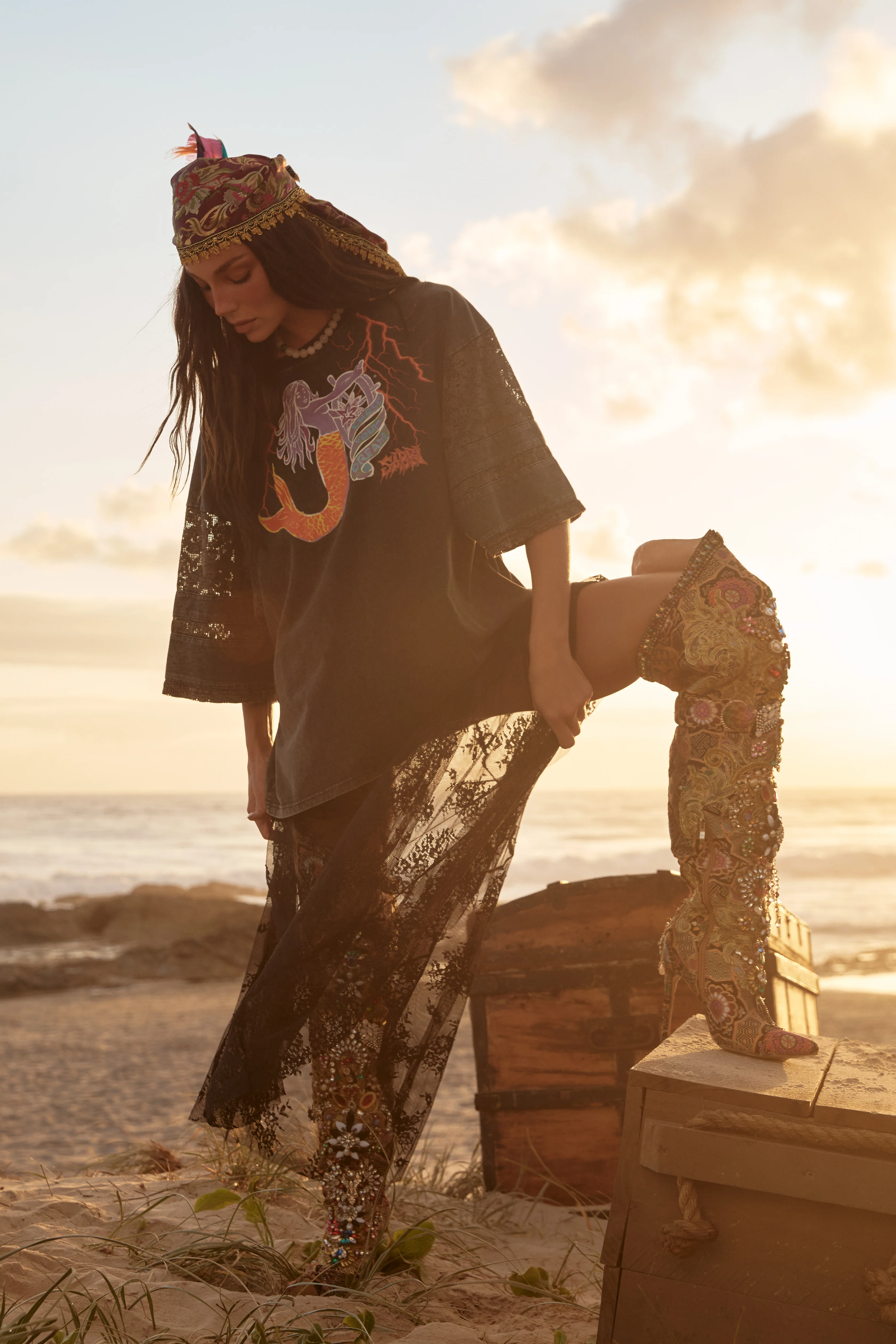 SABBI THE CHASE YOUR DREAMS LACE TEE BLACK - Image 6