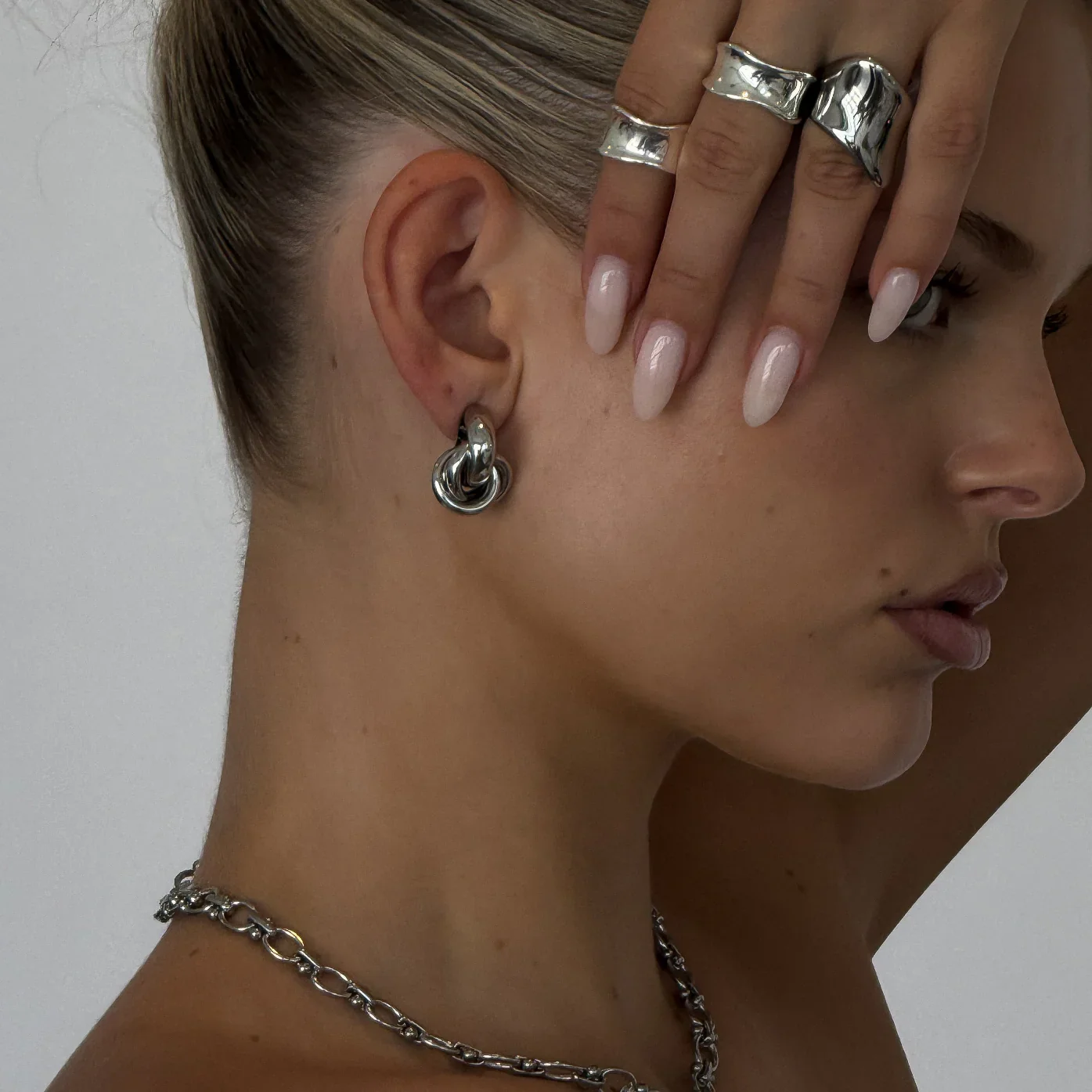 KYRA KNOT EARRINGS - Image 3